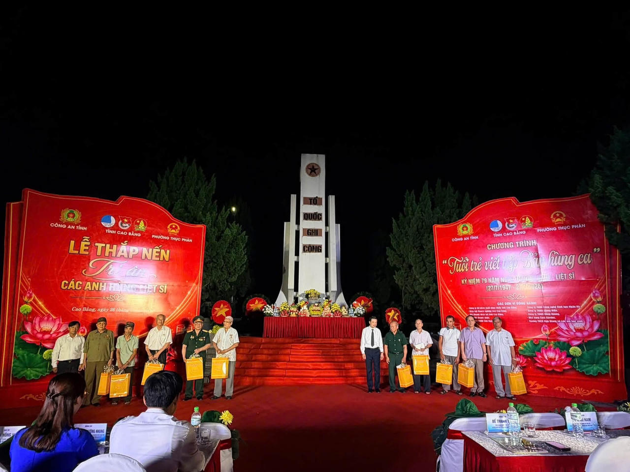 Ban Tổ chức chương trình đã trao 62 suất quà tới các Mẹ Việt Nam anh hùng, thương binh, bệnh binh và thân nhân liệt sĩ.(Ảnh: PV)