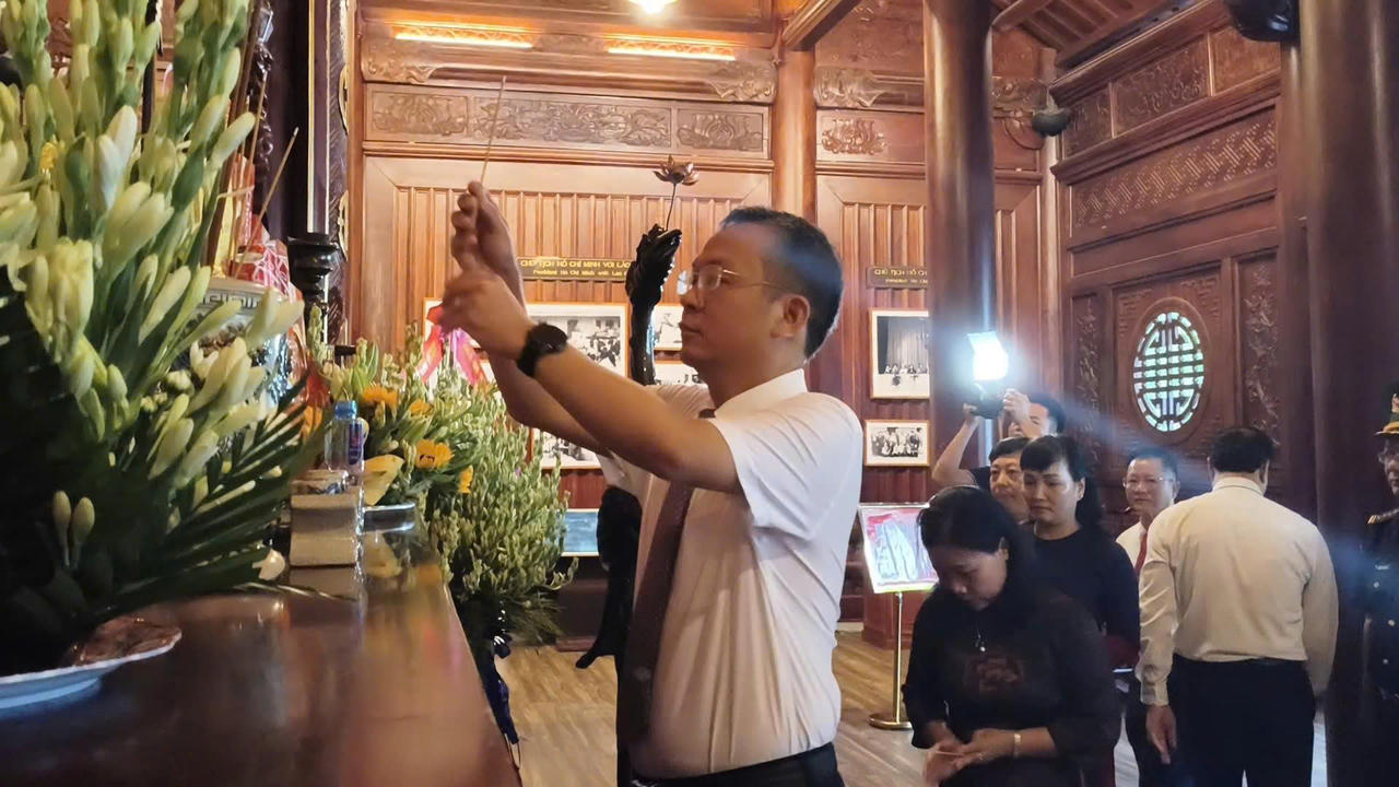 Lãnh đạo tỉnh Lào Cai dâng hương tưởng niệm Chủ tịch Hồ Chí Minh và các Anh hùng liệt sĩ