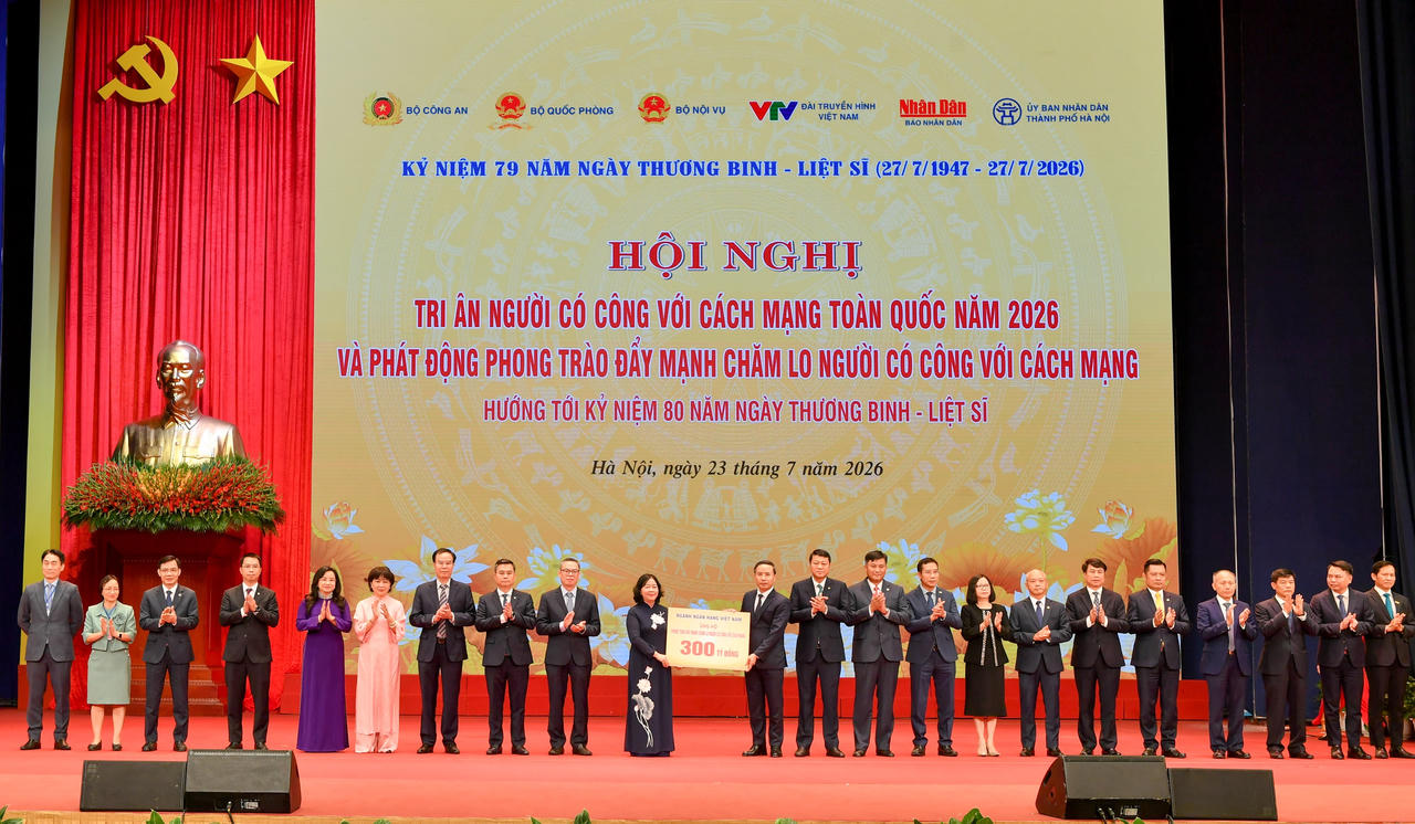 Ông Phạm Đức Ấn - Thống đốc Ngân hàng Nhà nước Việt Nam cùng lãnh đạo các NHTM trao tặng số tiền 300 tỷ đồng ủng hộ phong trào đẩy mạnh chăm lo người có công với cách mạng; ông Phạm Toàn Vượng - Tổng Giám đốc, đại diện Agribank (thứ 10 từ phải sang).