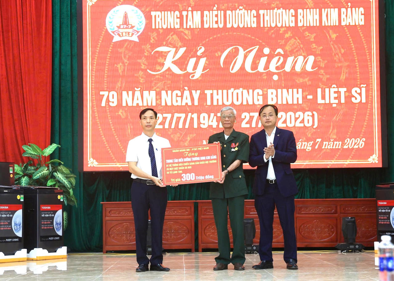 Ông Tô Huy Vũ - Bí thư Đảng ủy, Chủ tịch HĐTV Agribank (ngoài cùng bên phải) trao quà tới Trung tâm điều dưỡng thương binh Kim Bảng.