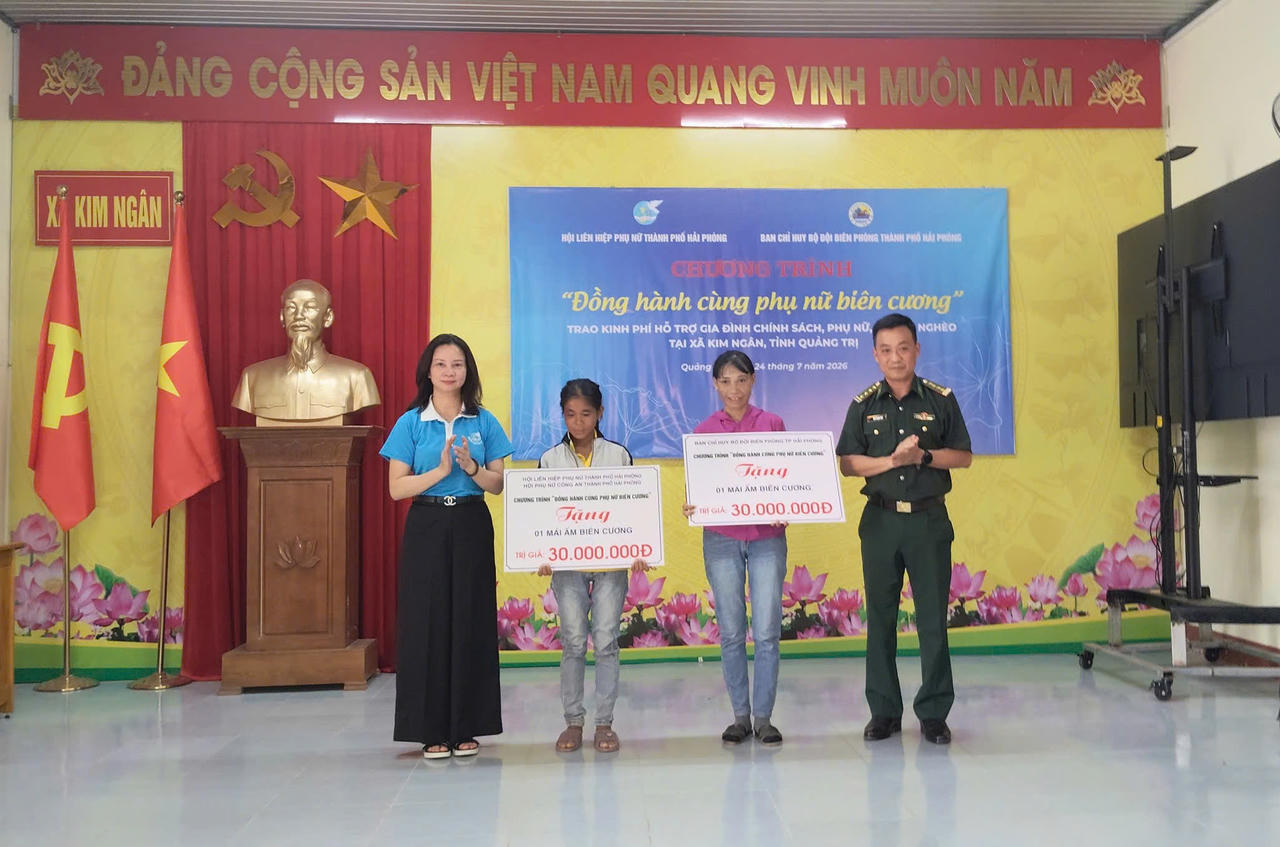 Ban Chỉ huy Bộ đội Biên phòng TP Hải Phòng và Hội Liên hiệp Phụ nữ TP trao kinh phí hỗ trợ xây dựng "Mái ấm biên cương" cho các hộ dân xã Kim Ngân. (Ảnh: NK)