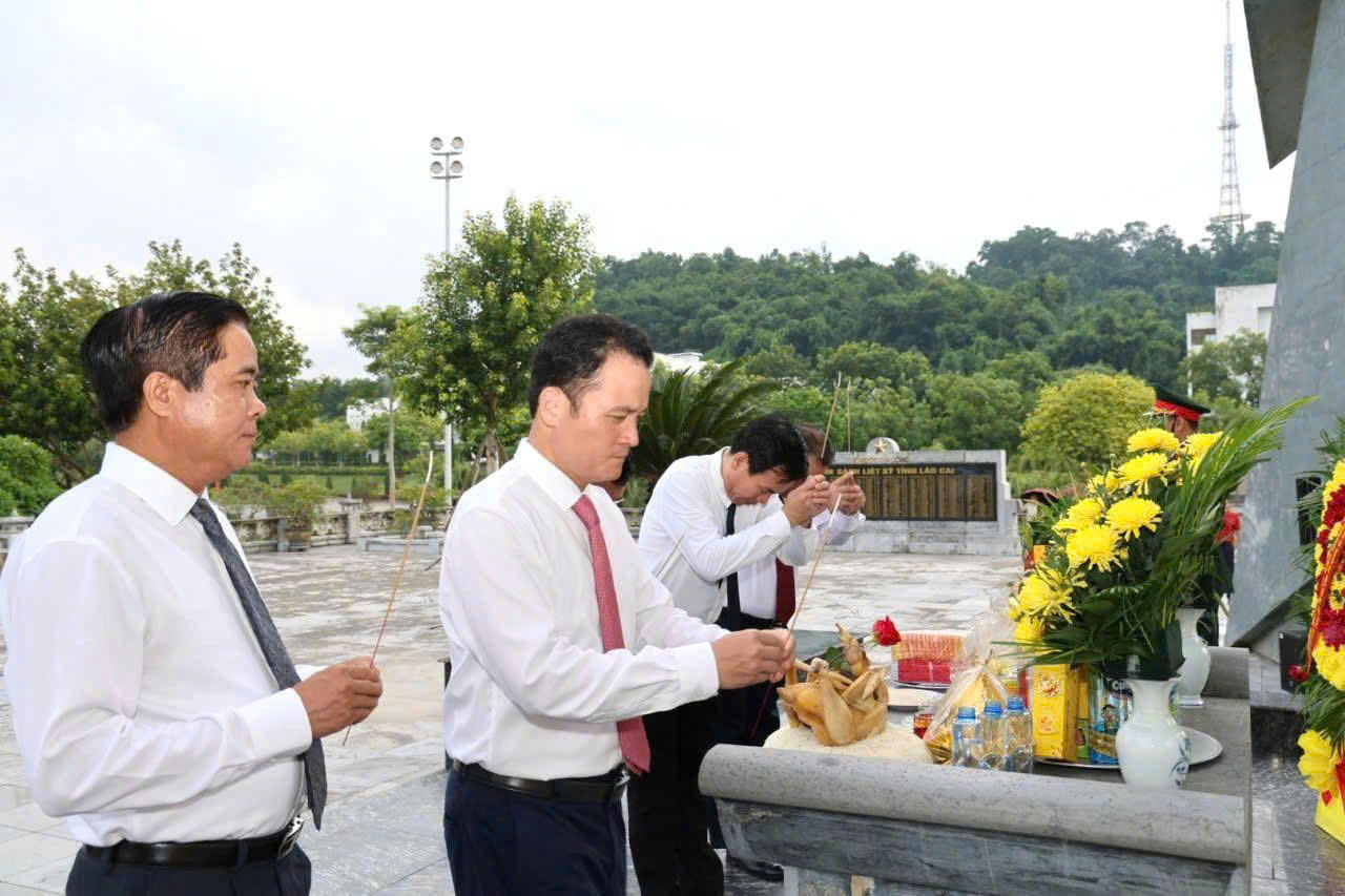 Lãnh đạo tỉnh Lào Cai dâng hương tưởng niệm Chủ tịch Hồ Chí Minh và các Anh hùng liệt sĩ