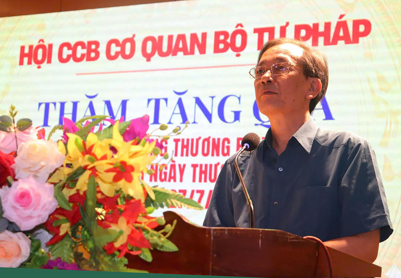 Đồng ch&iacute; Nguyễn Văn Bốn, Chủ tịch Hội Cựu chiến binh Cơ quan Bộ Tư ph&aacute;p b&agrave;y tỏ l&ograve;ng biết ơn với c&aacute;c thương, bệnh binh đang điều trị tại Trung t&acirc;m Điều dưỡng thương binh Nghệ An. Ảnh L&ecirc; Đồng