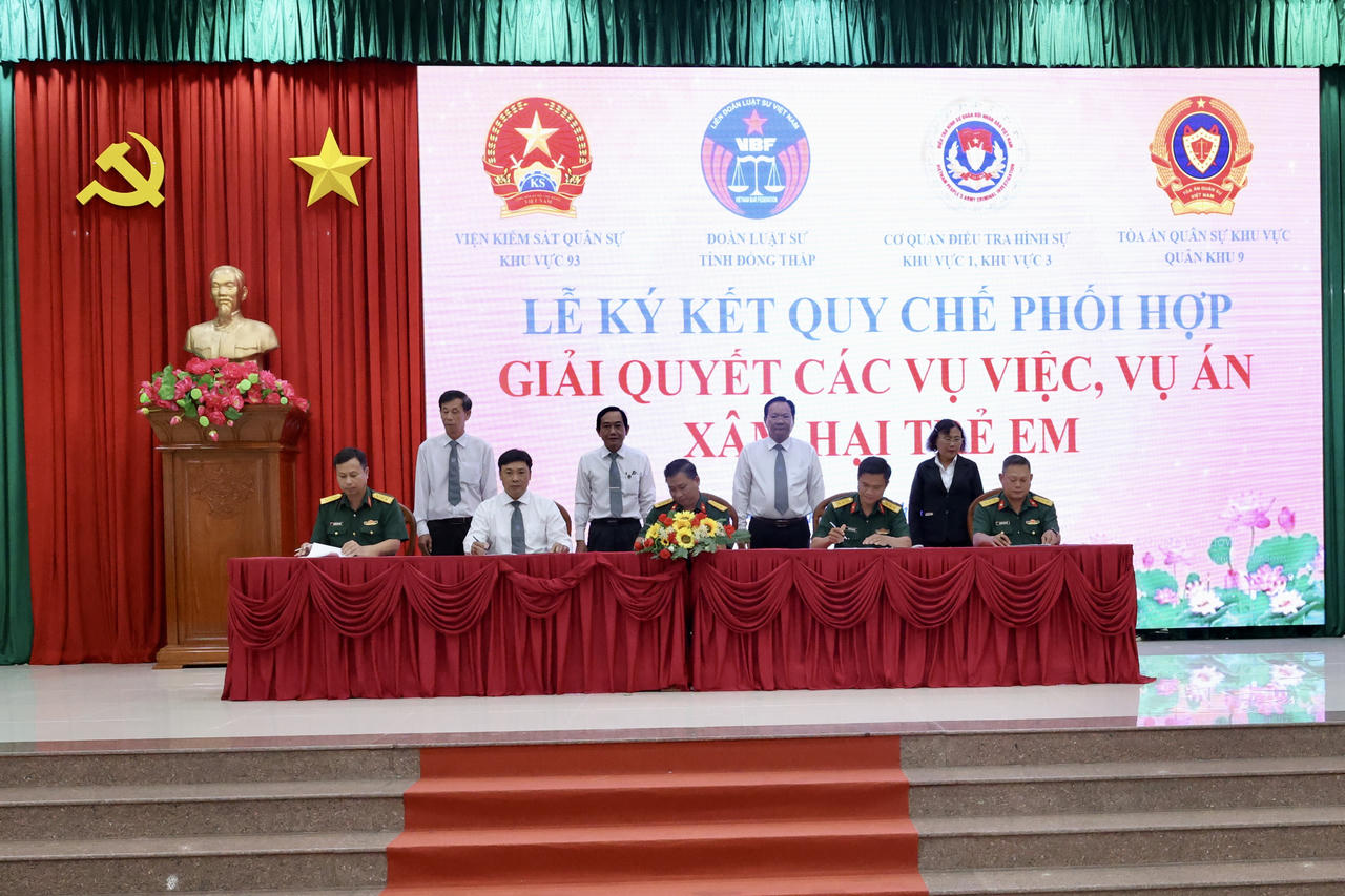 Các cơ quan, đơn vị thực hiện ký kết quy chế phối hợp. Ảnh: Thiện Lê