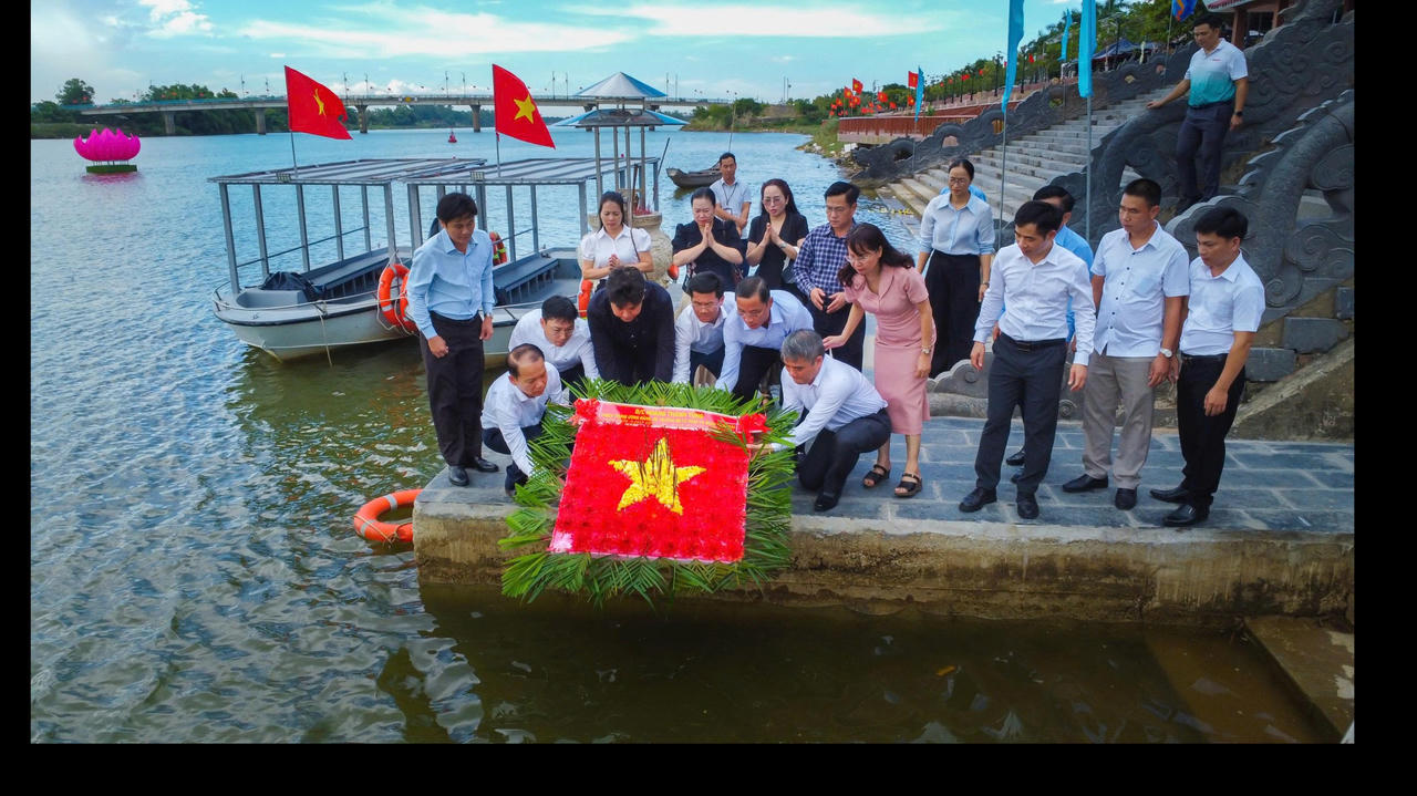 Bộ trưởng Bộ Tư pháp Hoàng Thanh Tùng dâng hương tri ân các Anh hùng liệt sĩ tại Quảng Trị