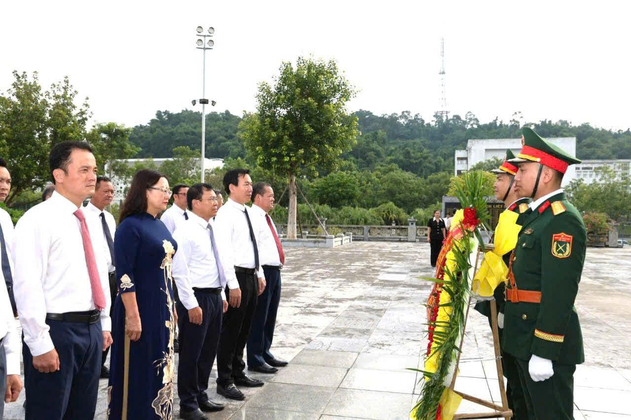 Lãnh đạo tỉnh Lào Cai dâng hương, đặt vòng hoa tưởng niệm các Anh hùng liệt sĩ tại Đài tưởng niệm các Anh hùng liệt sĩ (phường Cam Đường). (Ảnh: Nguyễn Hải).