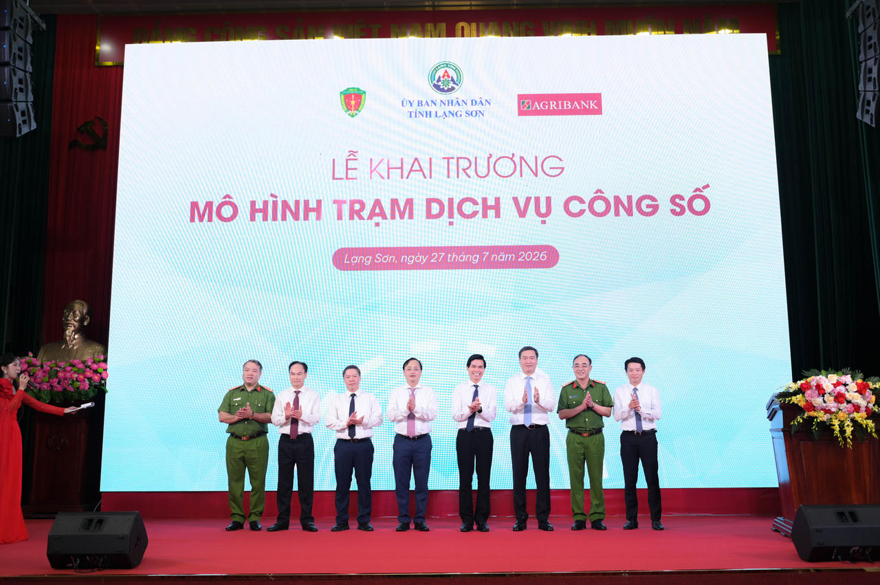 Bí thư Tỉnh ủy Lạng Sơn Hoàng Quốc Khánh, Chủ tịch UBND tỉnh Lạng Sơn Nguyễn Cảnh Toàn cùng các đại biểu thực hiện nghi thức khai trương Mô hình “Trạm dịch vụ công số” tại Lạng Sơn.