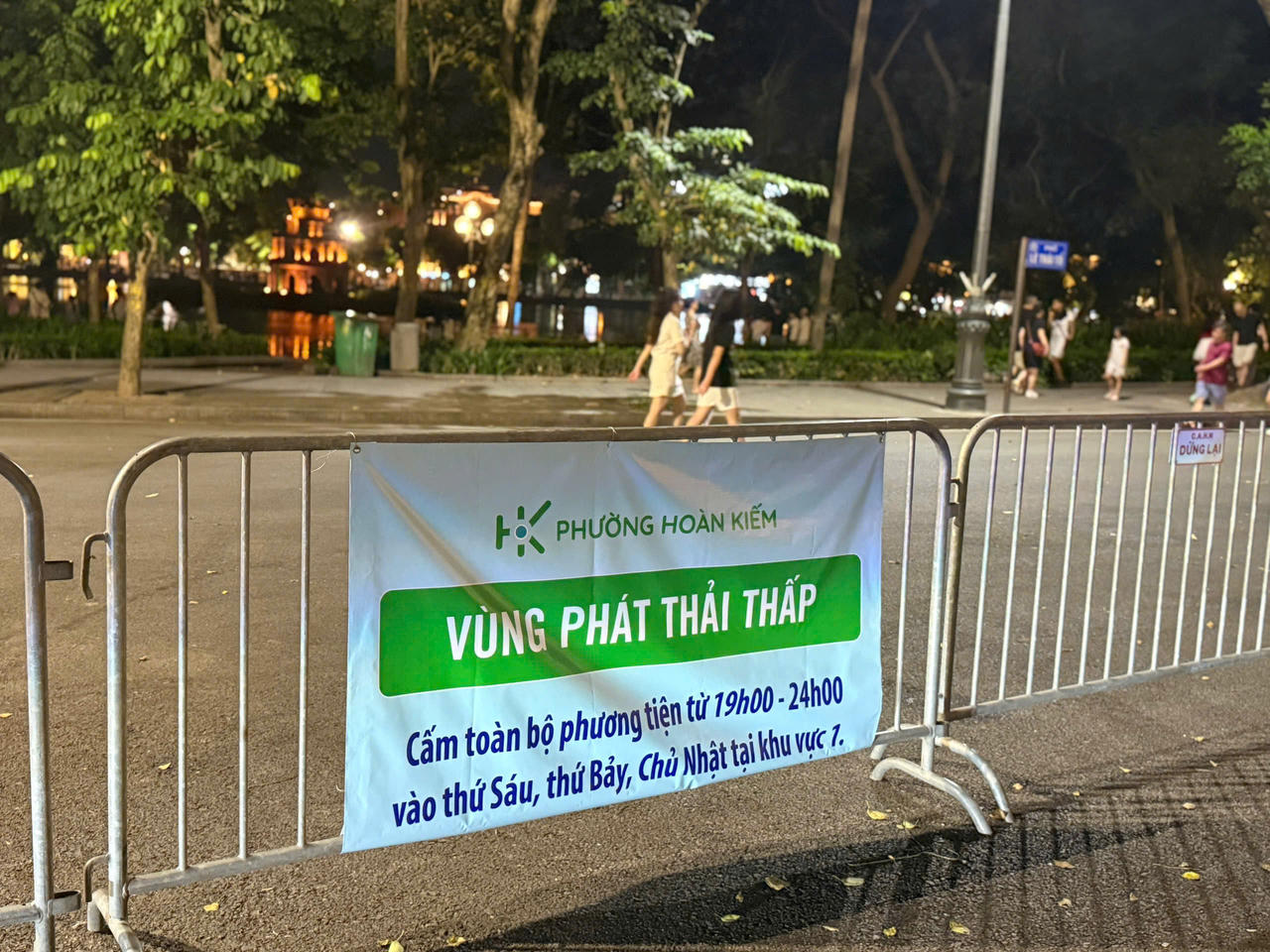 Biển thông báo vùng phát thải thấp được lắp đặt tại khu vực hồ Hoàn Kiếm, Hà Nội. (Ảnh: PV).