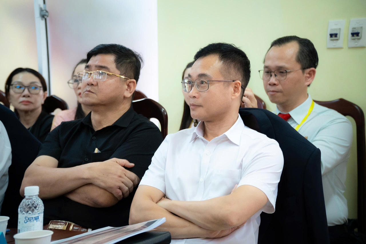 Các đại biểu tham dự chương trình.