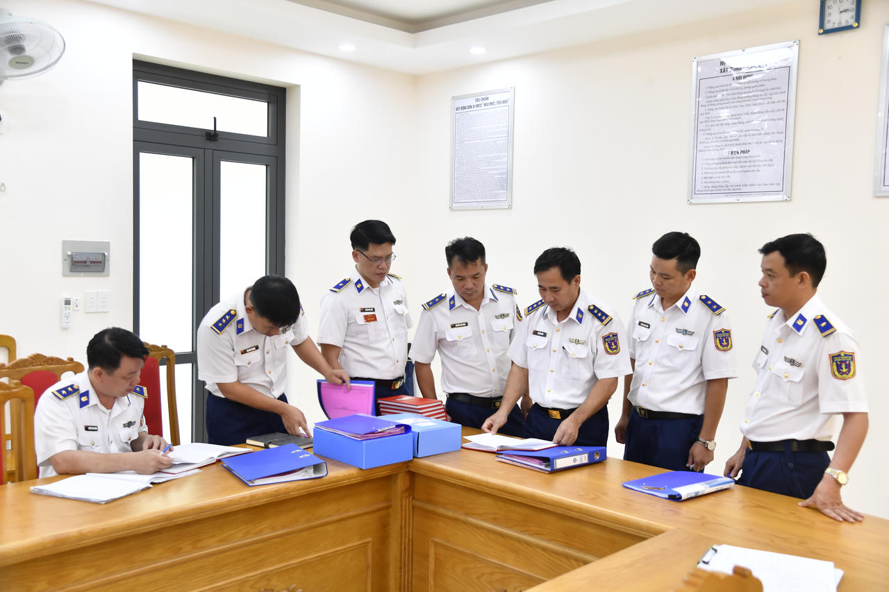 Đoàn kiểm tra việc đăng ký sổ sách ngành Công tác đảng, công tác chính trị của Hải đội 401. Ảnh: Thế Oánh