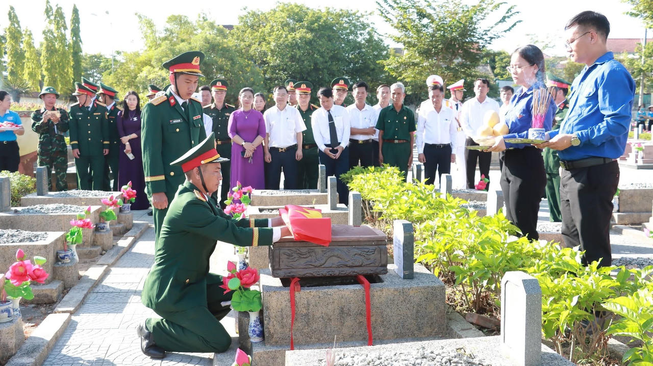 Truy điệu, an táng hài cốt liệt sĩ được tìm thấy tại Ga Hương Thủy