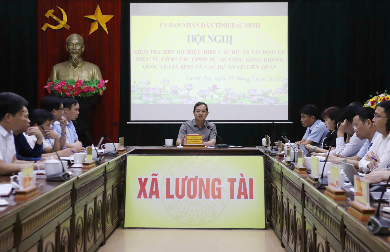 Chủ tịch UBND tỉnh Phạm Hoàng Sơn chủ trì buổi làm việc với các sở, ngành, địa phương và đơn vị liên quan tại xã Lương Tài. (Ảnh: Cổng thông tin điện tử tỉnh Bắc Ninh)