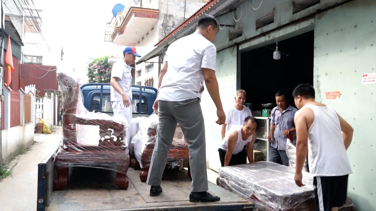 Các tình nguyện viên đã giúp đỡ người dân vận chuyển đồ đạc đến nơi ở tạm.