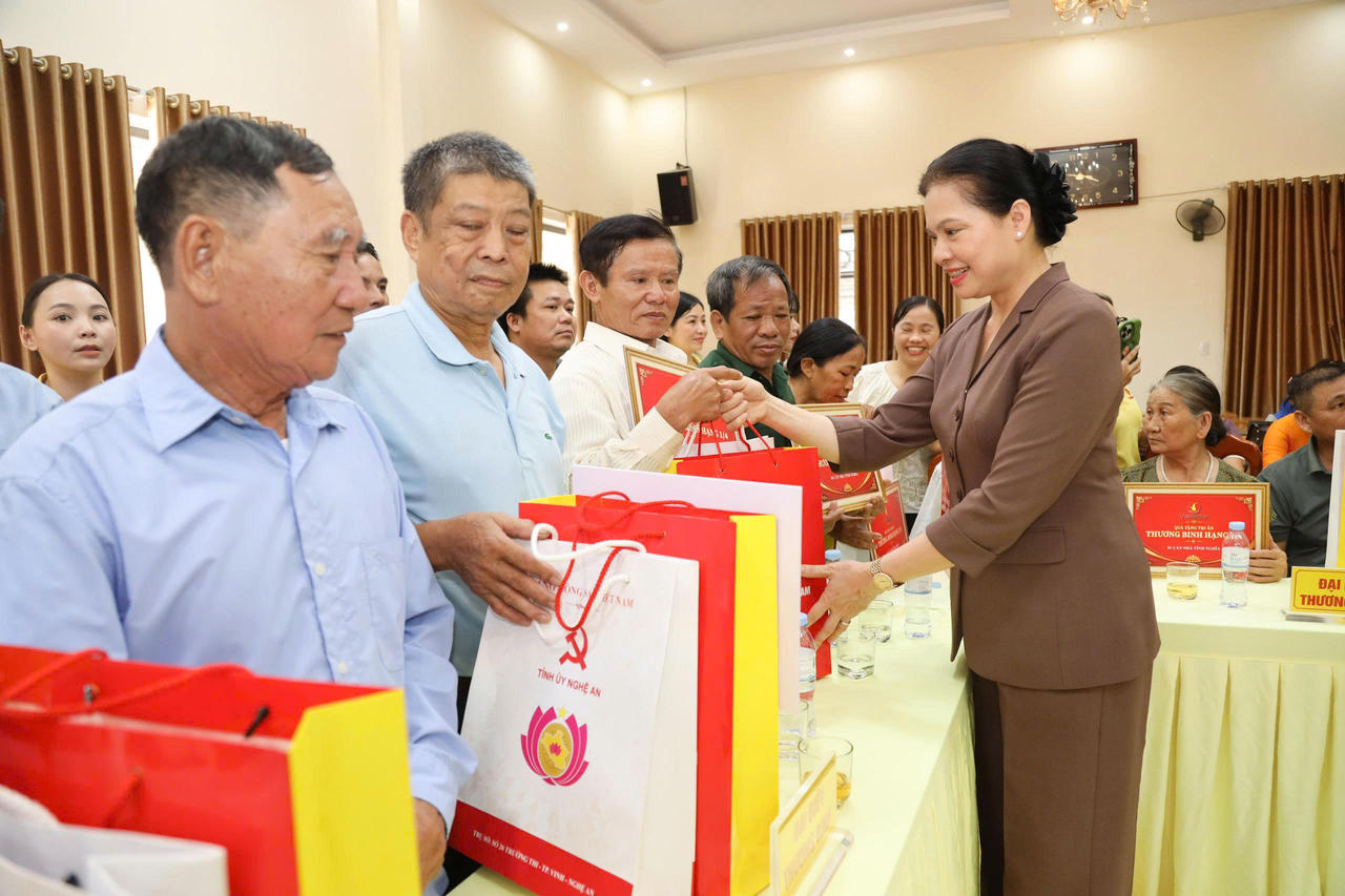 Khởi động chương trình trao nhà tặng Mẹ Việt Nam Anh hùng, thương binh nặng từ Nghệ An