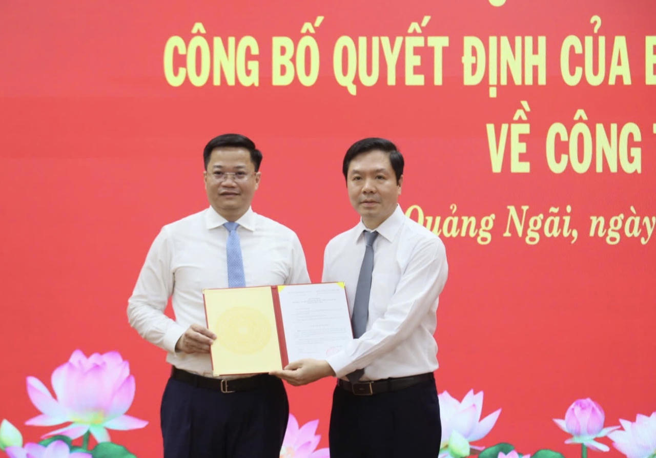 Phó Trưởng ban Tổ chức Trung ương Trịnh Mạnh Linh cũng chúc mừng ông Nguyễn Đức Tâm được Ban Bí thư điều động, chỉ định giữ chức Phó Bí thư Tỉnh ủy Quảng Ngãi và giới thiệu để bầu chức vụ Chủ tịch UBND tỉnh Quảng Ngãi nhiệm kỳ 2021-2026 (ảnh Vân Anh)