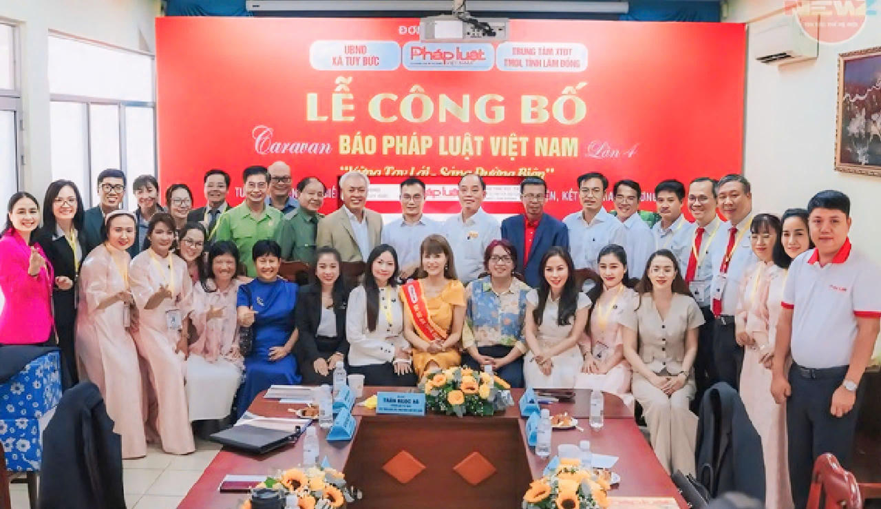 Các đại biểu chụp ảnh lưu niệm tại chương trình.