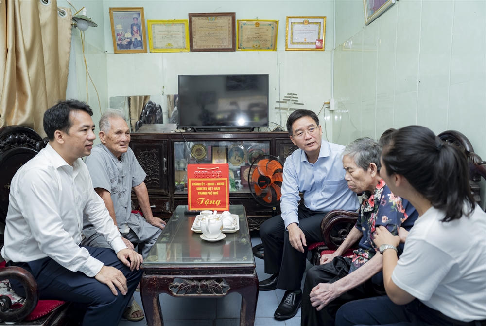 Lãnh đạo TP Huế thăm, tặng quà người có công nhân Kỷ niệm 79 năm Ngày Thương binh - Liệt sĩ