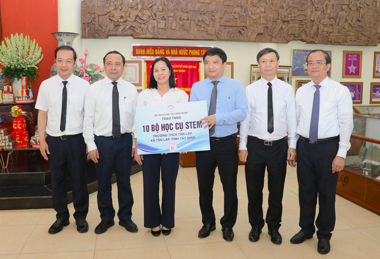 Lãnh đạo Bộ trưởng Bộ KH&CN trao bảng tượng trưng các bộ STEM cho các trường học tại xã Tân Lập, tỉnh Tây Ninh (Ảnh: Việt Khoa)