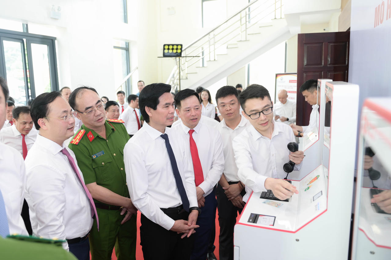 Bí thư Tỉnh ủy Lạng Sơn Hoàng Quốc Khánh nghe giới thiệu về Trạm dịch vụ công số.