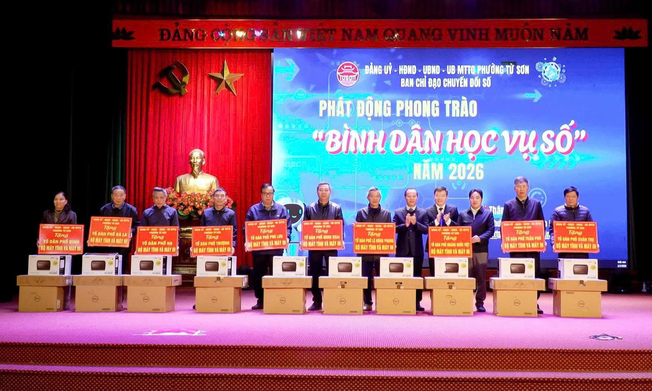 Đảng ủy, UBND phường Từ Sơn trao tặng máy tính cho các Tổ dân phố phục vụ công tác chuyển đổi số. (Ảnh: UBND phường Từ Sơn)