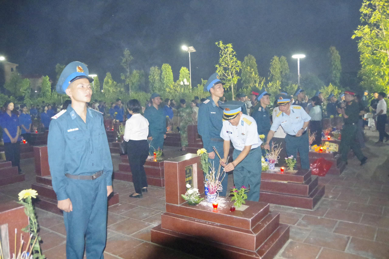 Cán bộ, chiến sĩ Trung đoàn 260 chỉnh trang Nghĩa trang Liệt sĩ trên địa bàn đóng quân.