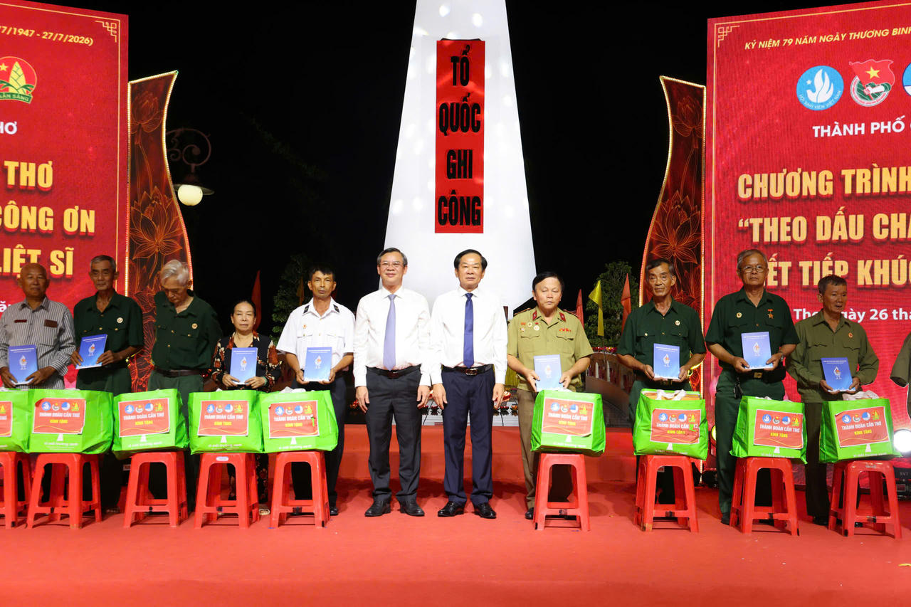 Bí thư Thành ủy TP Cần Thơ Đỗ Thanh Bình và Chủ tịch Ủy ban nhân dân TP Cần Thơ tặng quà cho các cựu chiến binh. (Ảnh: MT)