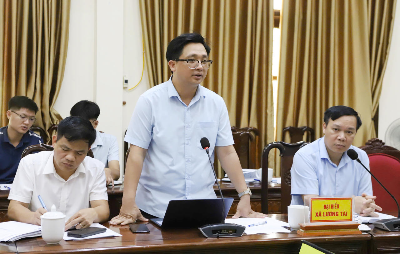Lãnh đạo xã Lương Tài báo cáo tình hình triển khai dự án tại địa phương. (Ảnh: Cổng thông tin điện tử tỉnh Bắc Ninh)