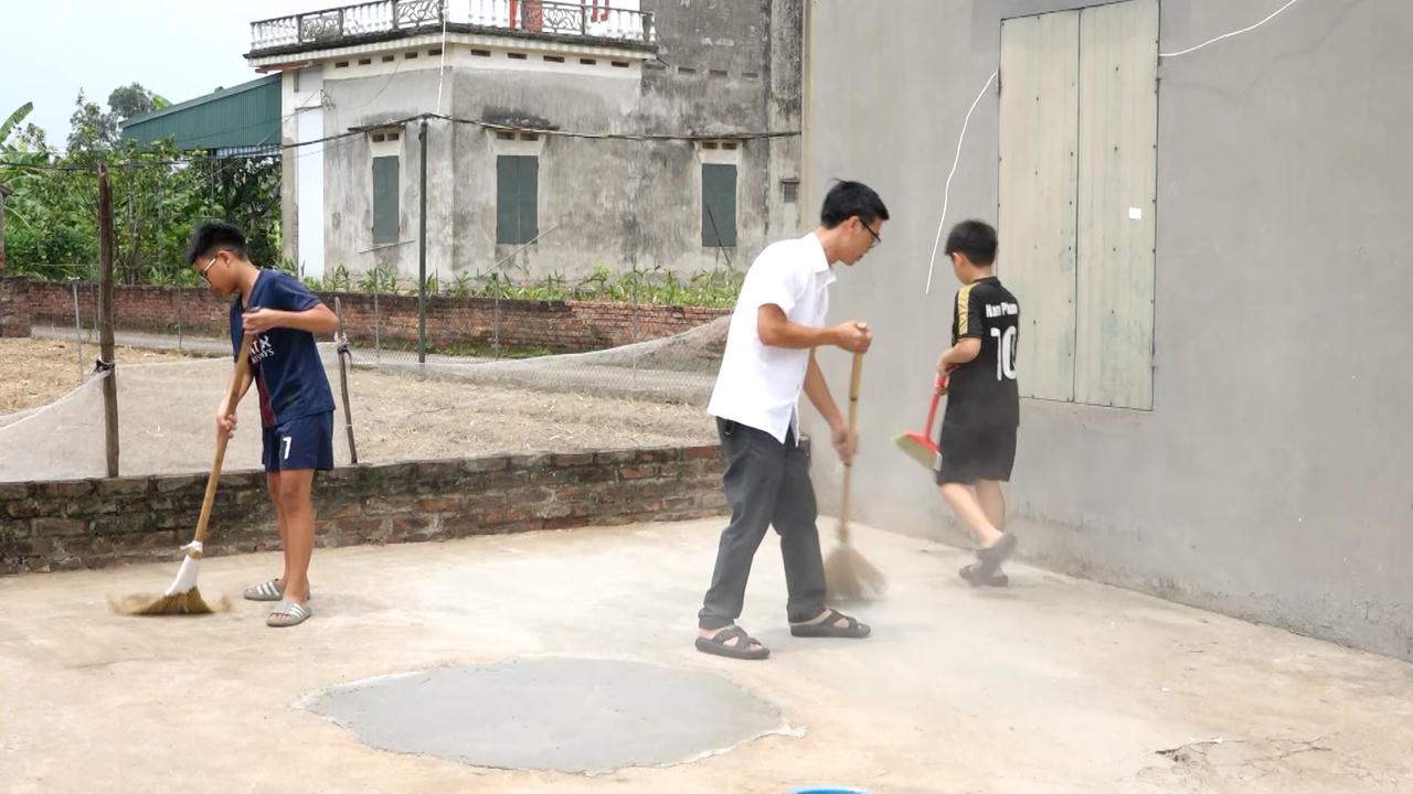 Lúc rảnh rỗi, cả gia đình anh Phạm Thành Nhân lại dọn dẹp lại ngôi nhà cấp 4 của gia đình để đón chào một hộ dân tới ở tạm.