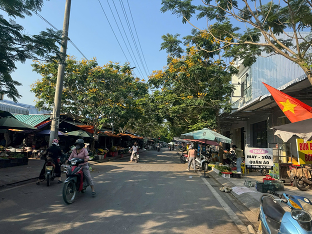 Chợ Hàng Rượu là “trung tâm giao thương” góp phần tạo nên sức sống cho khu vực.