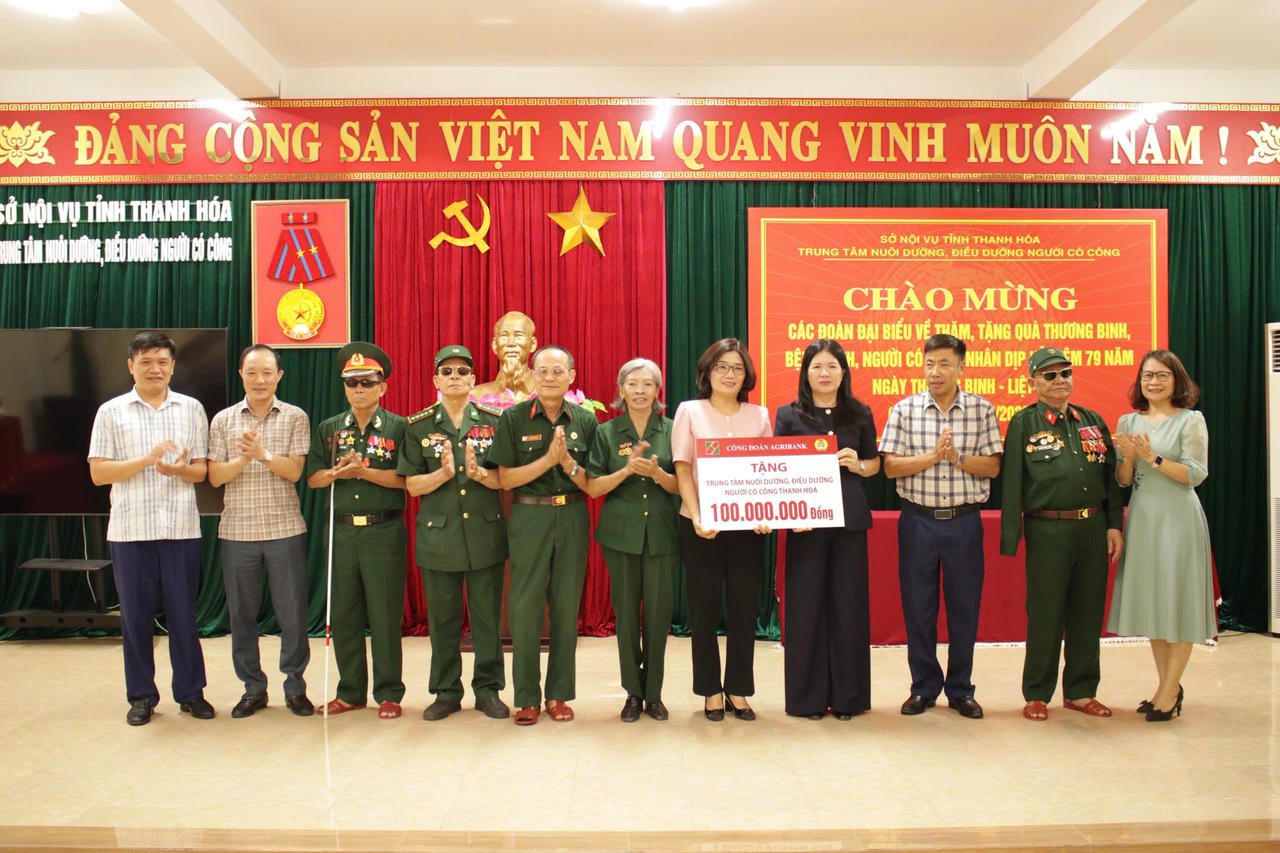 Bà Từ Thị Kim Thanh - Thành viên HĐTV, Chủ tịch Công đoàn Agribank trao tặng 50 triệu đồng cho Trung tâm điều dưỡng Thương binh Lạng Giang (Bắc Ninh)