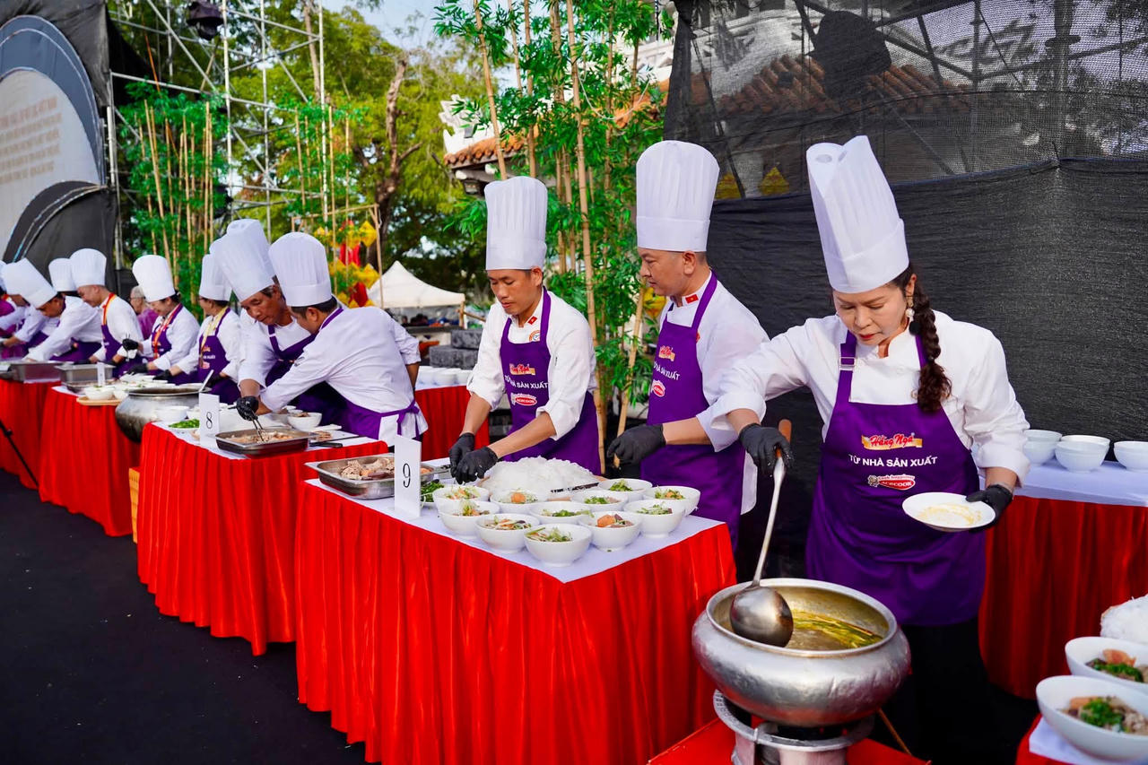 Các nghệ nhân và đầu bếp từ ba miền đồng loạt chế biến bún bò Huế rồi phục vụ thực khách tại sự kiện.(Ảnh: Đình Hoàng)