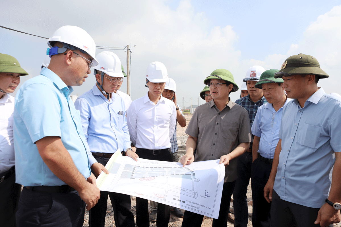 Chủ tịch UBND tỉnh Phạm Hoàng Sơn kiểm tra, đôn đốc tiến độ xây dựng các khu tái định cư phục vụ Dự án Cảng hàng không quốc tế Gia Bình. (Ảnh: Cổng thông tin điện tử tỉnh Bắc Ninh)