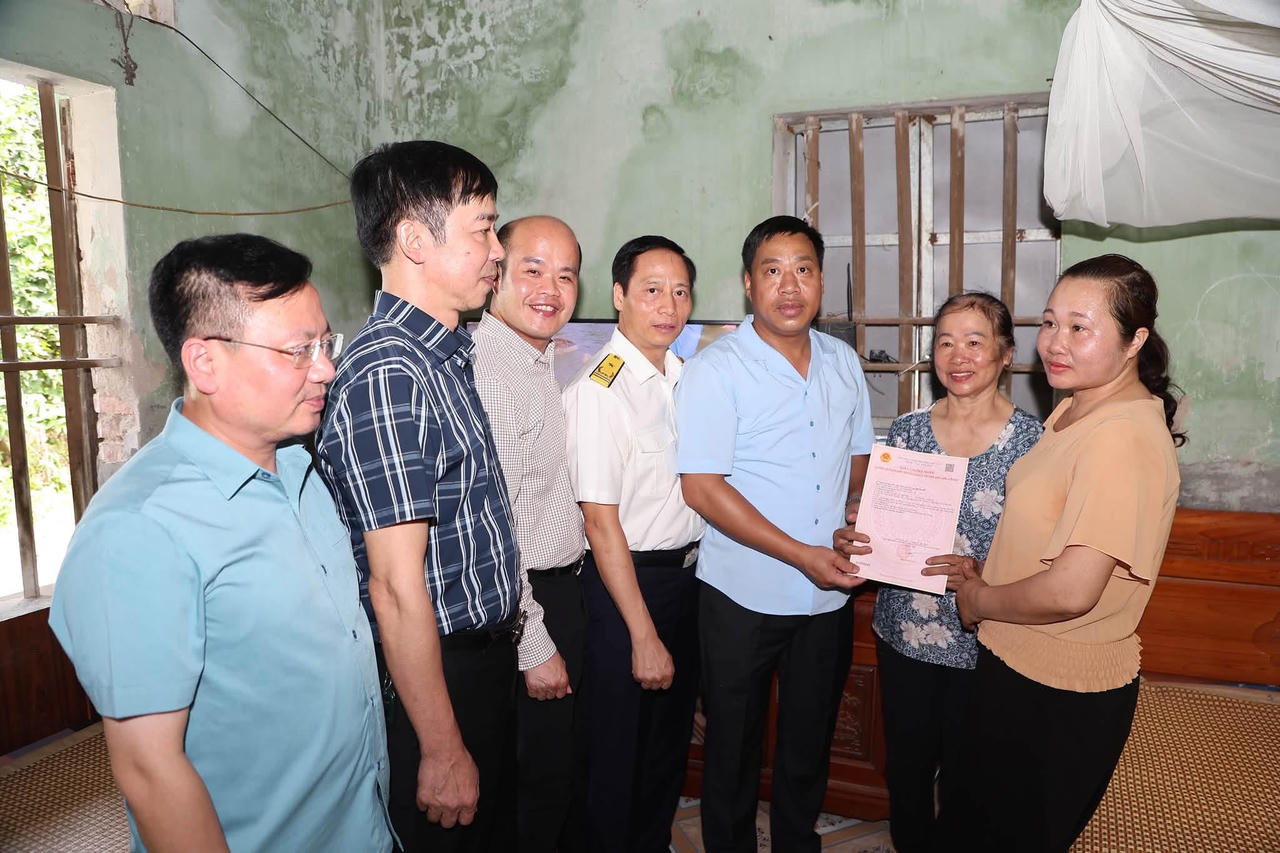 An Phong trao Giấy chứng nhận quyền sử dụng đất cho các gia đình chính sách sau nhiều năm chờ đợi
