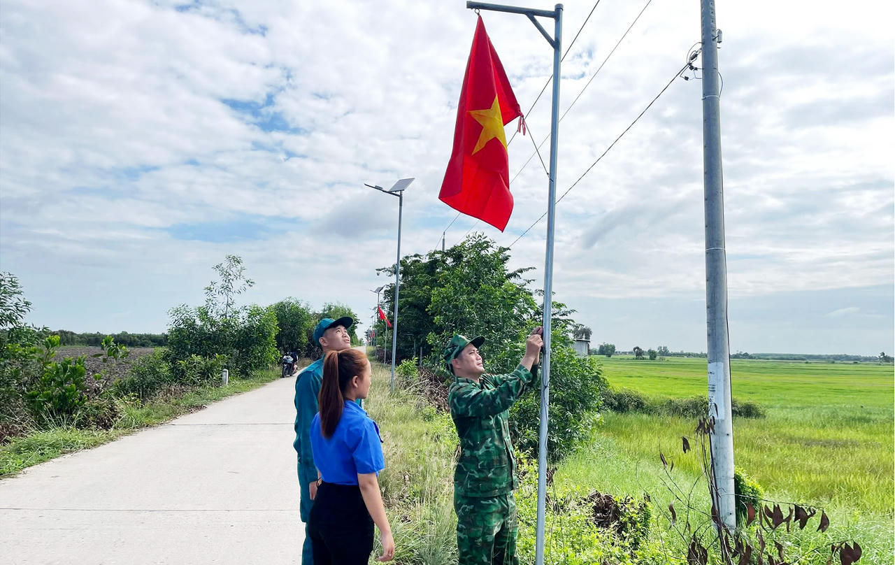 Chi đoàn Đồn Biên phòng Mỹ Thạnh Tây cùng cán bộ, đoàn viên thanh niên các đơn vị thực hiện công trình “Đường cờ Tổ quốc biên cương”. Ảnh: Đinh Quân