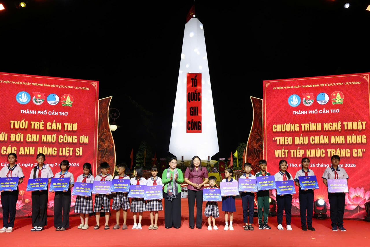 Bà Hồ Thị Cẩm Đào, Chủ tịch Ủy ban MTTQ Việt Nam TP Cần Thơ và bà Mã Thị Tươi, Phó Chủ tịch Thường trực HĐND TP Cần Thơ tặng học bổng cho các em học sinh. (Ảnh: MT)