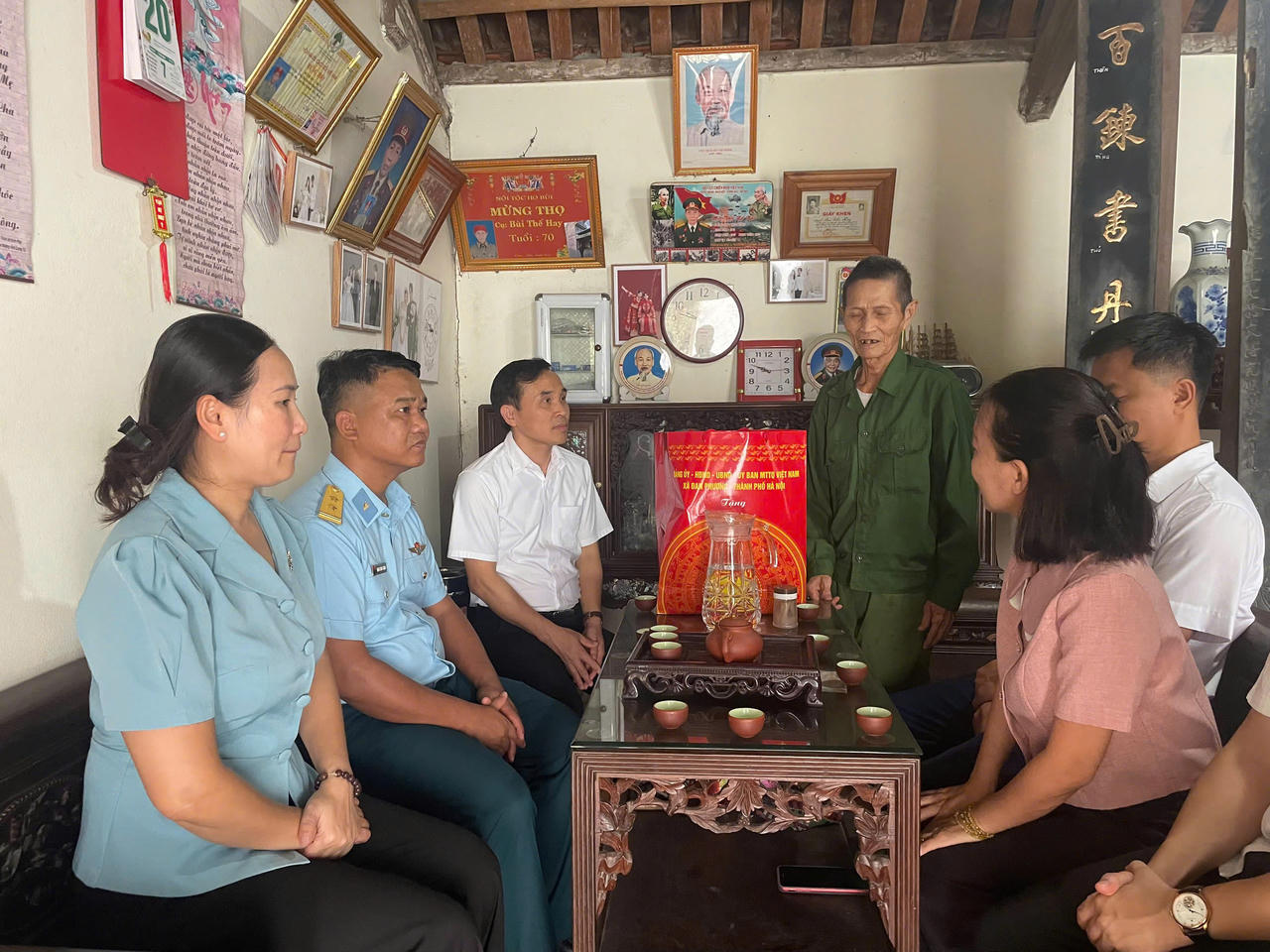 Cán bộ, chiến sĩ Trung đoàn 260 thăm hỏi, tặng quà gia đình chính sách trên địa bàn đóng quân.