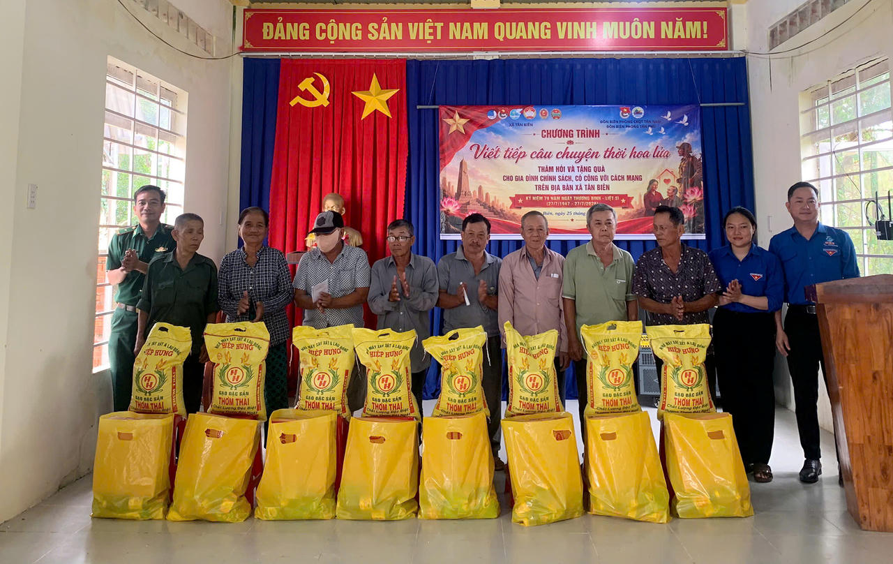 Đồn Biên phòng Cửa khẩu quốc tế Tân Nam và Đồn Biên phòng Tân Phú phối hợp với các đơn vị tổ chức thăm hỏi, tặng quà các gia đình chính sách, người có công với cách mạng. Ảnh: Đinh Quân