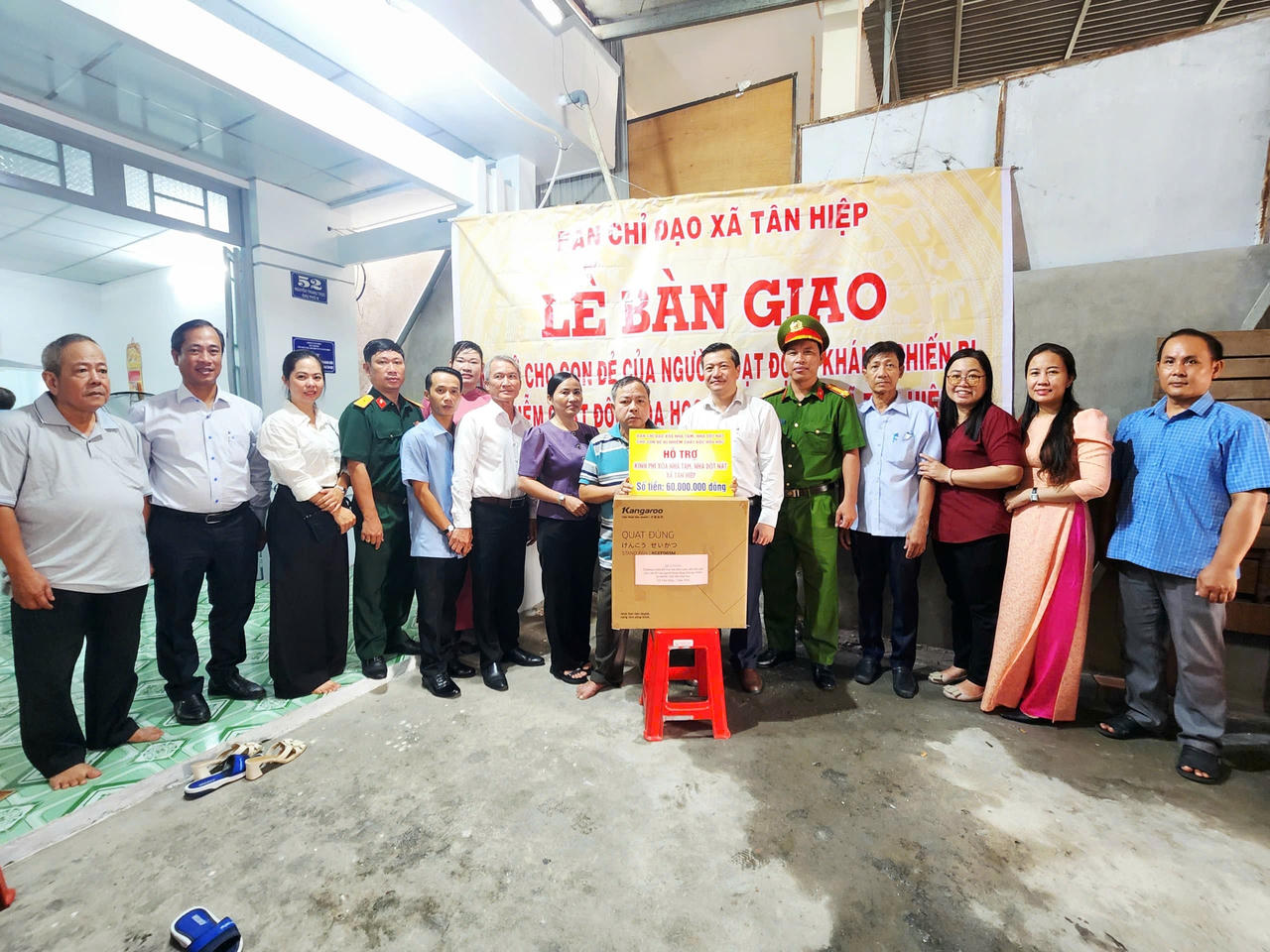 Lãnh đạo địa phương cùng các ban, ngành, đoàn thể đã trao phần quà chúc mừng gia đình nhân dịp về nhà mới. Ảnh: Trung Hiếu