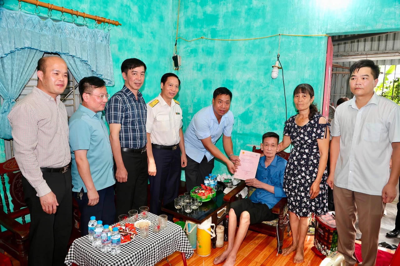 Đại diện các gia đình bày tỏ sự xúc động khi nhận Giấy chứng nhận quyền sử dụng đất, đồng thời gửi lời cảm ơn tới UBND phường An Phong, Văn phòng Đăng ký đất đai Chi nhánh An Dương và Thuế cơ sở 2 (Ảnh: UBND phường An Phong cung cấp) 