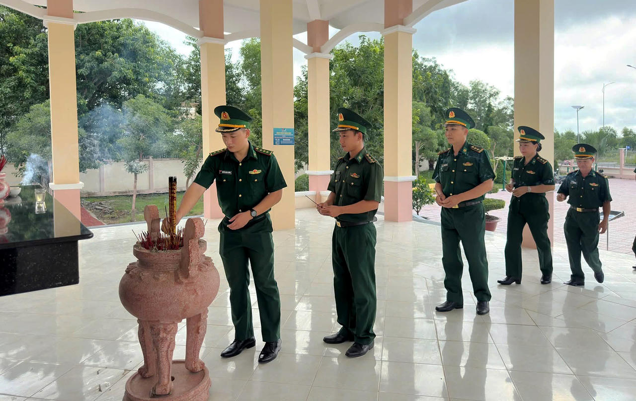 Tiểu đoàn Huấn luyện - Cơ động 2 tổ chức lễ viếng Đền Tưởng niệm các Anh hùng Liệt sĩ hy sinh năm 1968. Ảnh: Đinh Quân