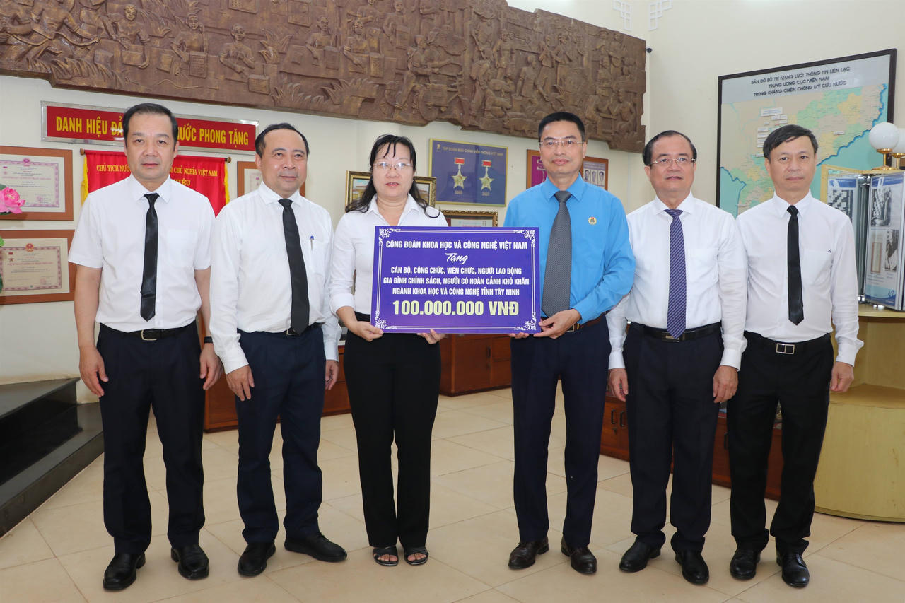 100 phần quà trị giá 100 triệu đồng sẽ được trao tặng cho cán bộ, công chức, viên chức, người lao động, gia đình chính sách và người có hoàn cảnh khó khăn trong ngành Khoa học và Công nghệ tỉnh Tây Ninh. (Ảnh: Việt Khoa)
