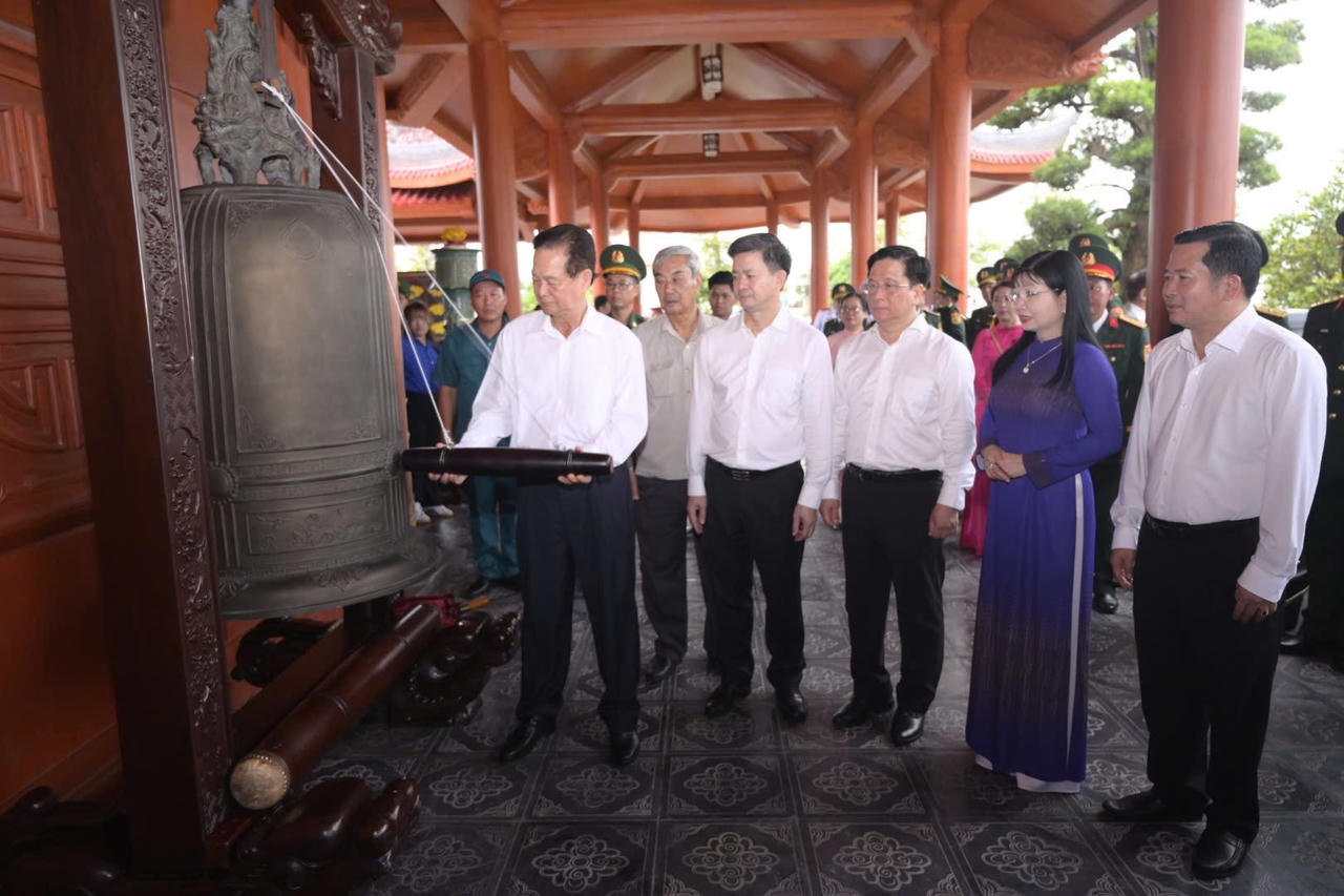 Nguyên Thủ tướng Nguyễn Tấn Dũng thực hiện nghi thức thỉnh ba hồi chuông tưởng nhớ các anh hùng, liệt sĩ và người có công . Ảnh: Phương Vũ