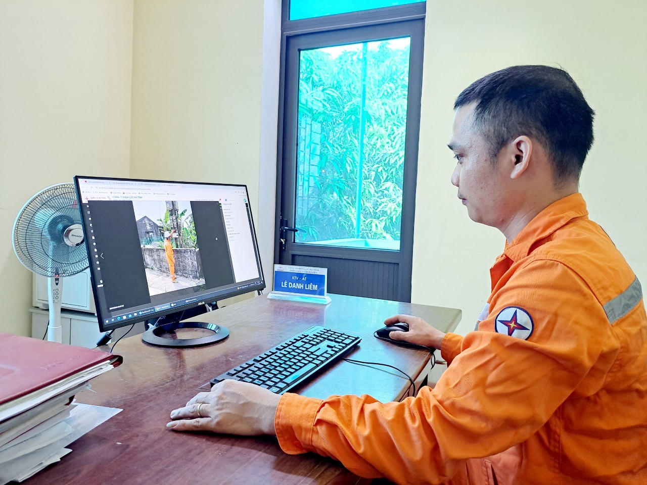 Cán bộ quản lý sử dụng phần mềm ECP để kiểm tra, giám sát việc thực hiện quy trình an toàn lao động tại hiện trường.