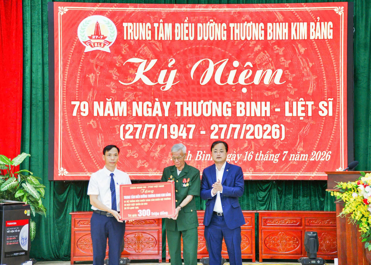 Ông Tô Huy Vũ - Bí thư Đảng uỷ, Chủ tịch HĐTV Agribank trao quà tới Trung tâm điều dưỡng thương binh Kim Bảng.