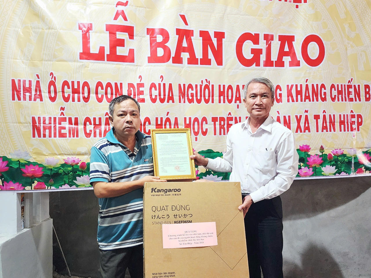 Phó Bí thư Đảng ủy, Chủ tịch UBND xã Tân Hiệp Lê Thanh Hùng trao quyết định bàn giao nhà và quà cho gia đình ông Nguyễn Thanh Hùng. Ảnh: Trung Hiếu