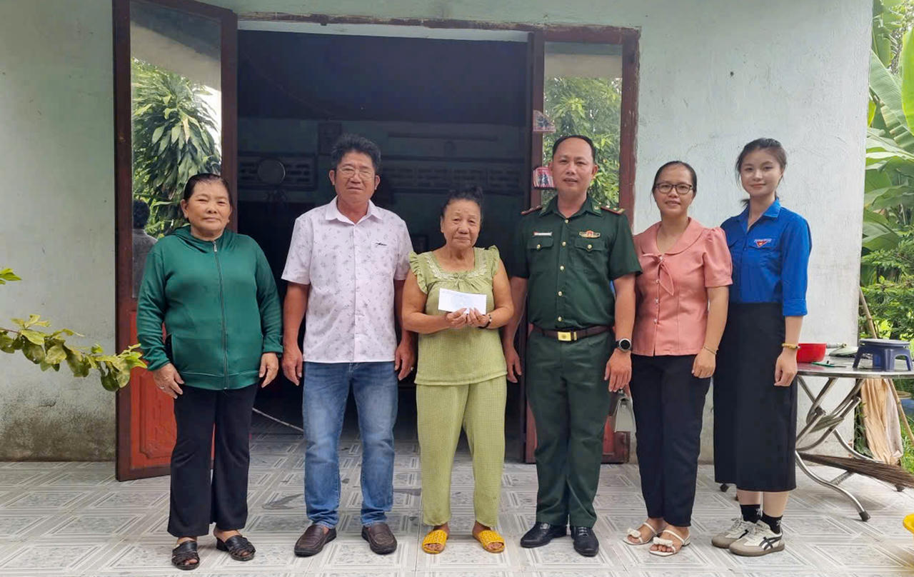 Đồn Biên phòng Vàm Trảng Trâu phối hợp với chính quyền địa phương xã Hoà Hội tổ chức thăm hỏi, tặng quà, tri ân các gia đình thương binh, liệt sĩ, người có công với cách mạng. Ảnh: Đinh Quân