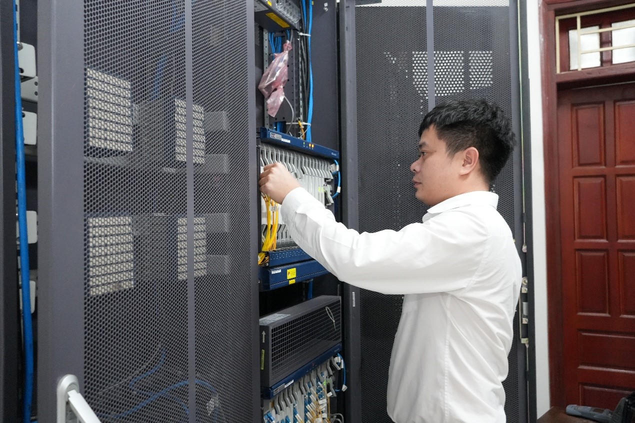 Hệ thống thiết bị truyền dẫn tại CTĐL Hà Tĩnh bảo đảm kết nối thông suốt, phục vụ vận hành lưới điện và các nền tảng chuyển đổi số.