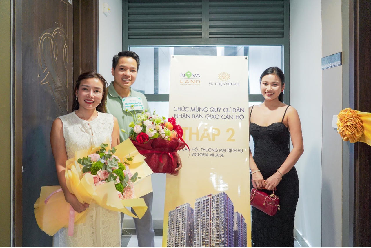 Gia đình ông Đoàn Văn Tuệ trong ngày nhận bàn giao nhà tại Victoria Village.