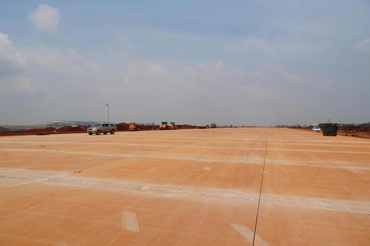 Dự kiến, từ tháng 8 tới, nhà thầu bắt đầu lắp đặt hệ thống chiếu sáng, trang thiết bị tại đường cất hạ cánh thứ 2. (Ảnh: C.P).