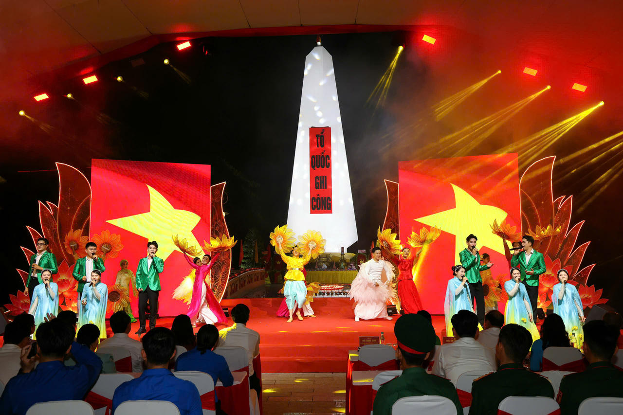 Linh thiêng Lễ thắp nến tri ân các Anh hùng liệt sĩ nhân kỷ niệm 79 năm Ngày Thương binh - Liệt sĩ. (Ảnh: MT)